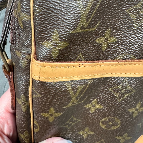 🐿️LOUIS VUITTON MONOGRAM DANUBE CROSSBODY BAG🐿️ - Picture 7 of 15